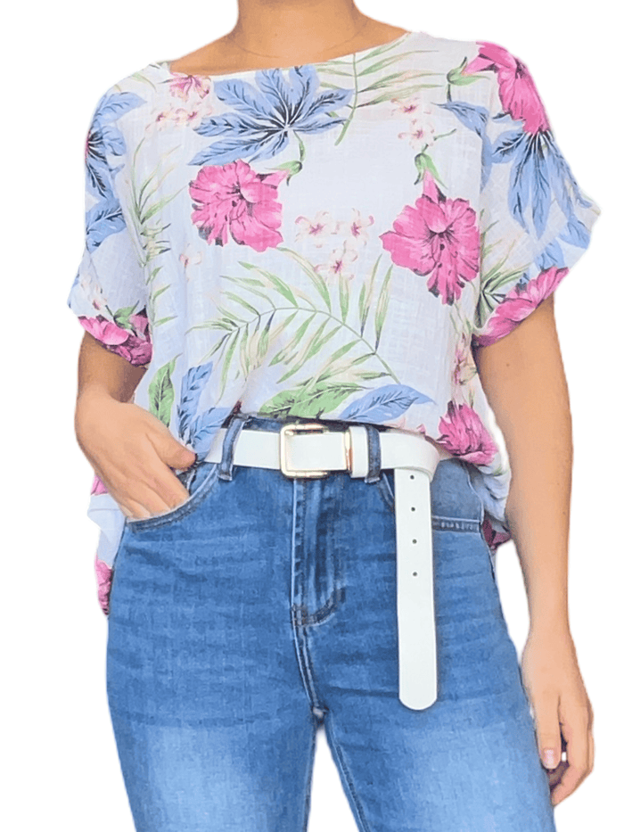 T-shirt blanc avec imprimé floral fuchsia et bleu pour femme avec ceinture.