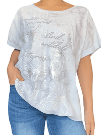 T-shirt blanc avec imprimé floral argenté et gris pour femme.