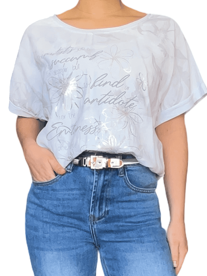 T-shirt blanc avec imprimé floral argenté et gris pour femme avec ceinture métallique.