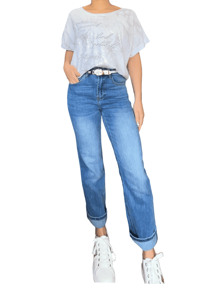 T-shirt blanc avec imprimé floral argenté et gris pour femme avec jeans et sneakers.