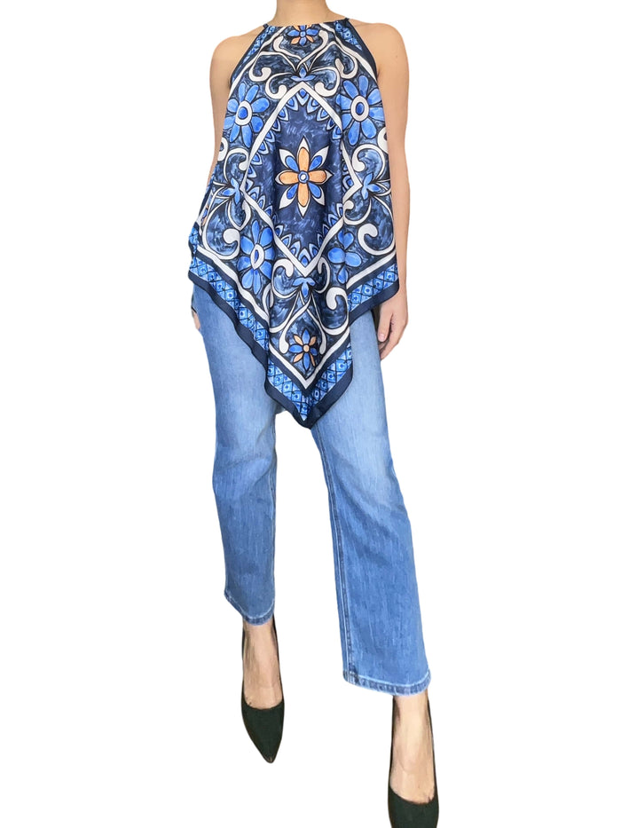 Camisole bohème marine avec imprimé floral pour femme avec talons.
