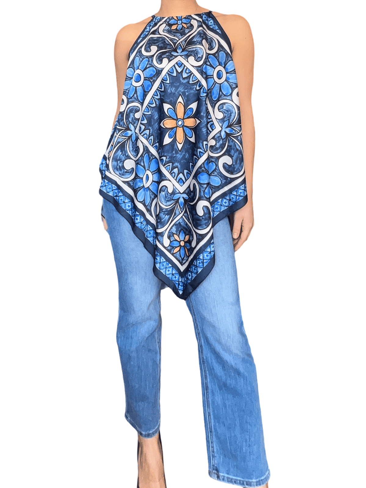 Camisole bohème marine avec imprimé floral pour femme avec jeans.