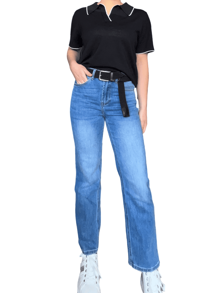 T-shirt noir style polo avec jeans et sneakers.