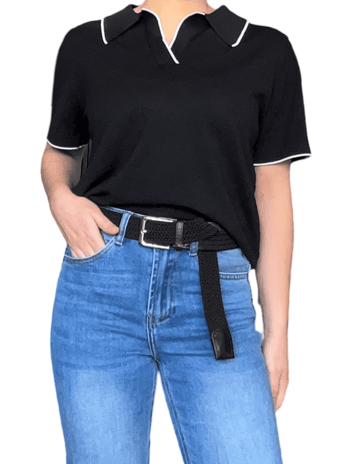 T-shirt noir style polo avec ceinture.
