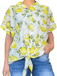 Chemise blanche avec imprimé de citrons pour femme.