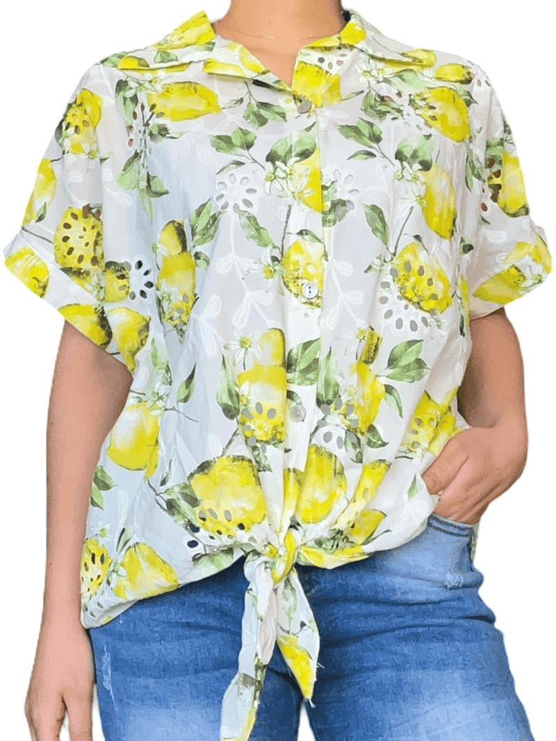 Chemise blanche avec imprimé de citrons pour femme.