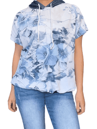 T-shirt blanc pour femme avec imprimé floral bleu et capuchon.