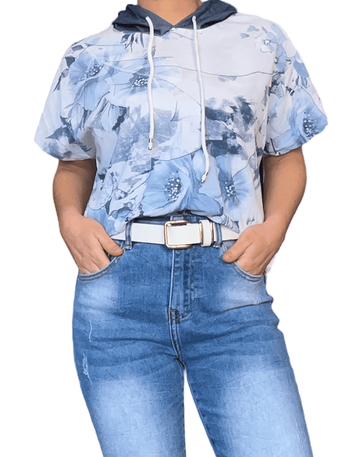 T-shirt blanc pour femme avec imprimé floral bleu et capuchon avec ceinture.