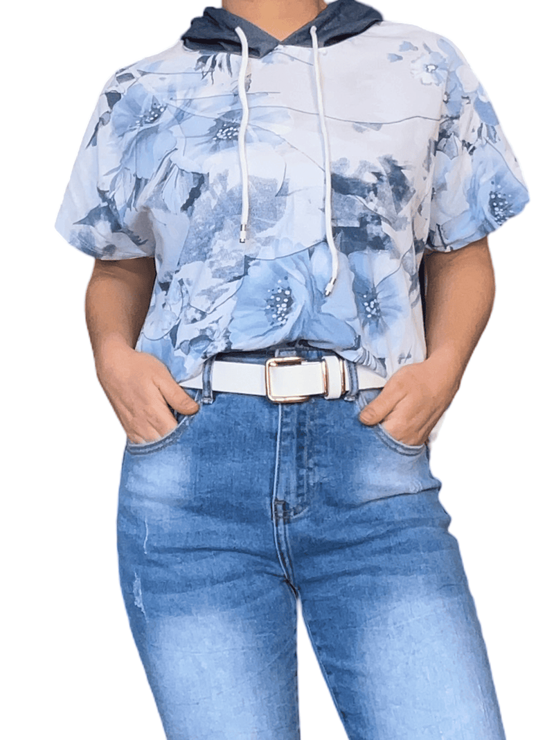 T-shirt blanc pour femme avec imprimé floral bleu et capuchon avec ceinture.