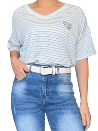 T-shirt blanc rayé bleu pour femme avec ceinture.