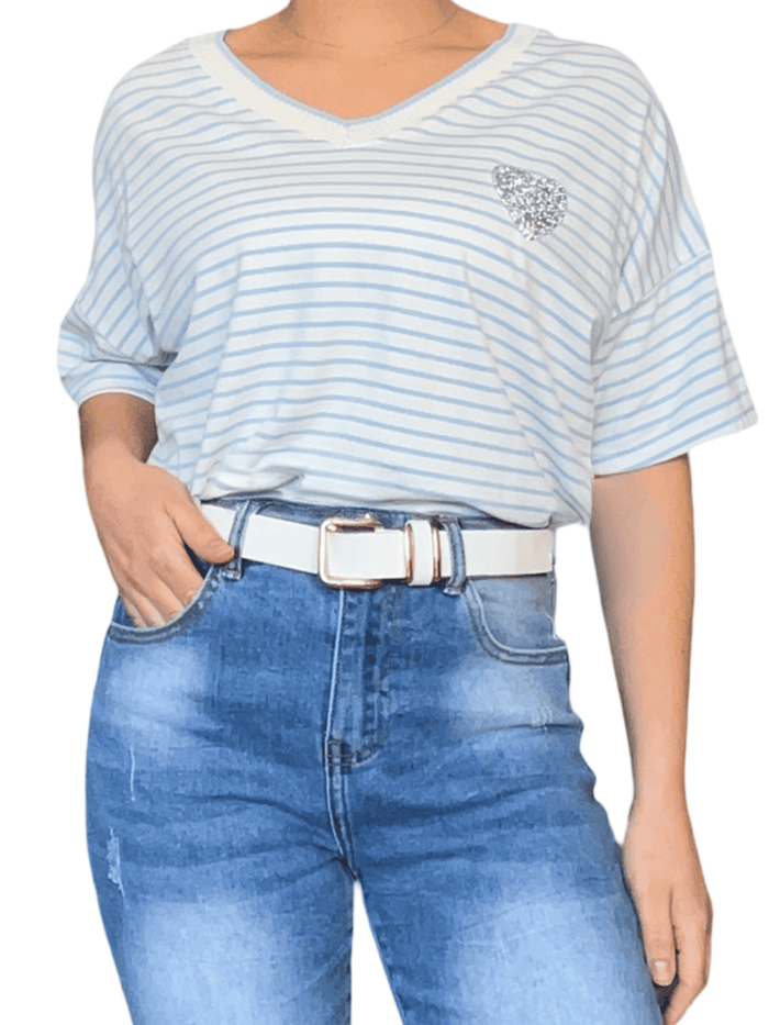 T-shirt blanc rayé bleu pour femme avec ceinture.
