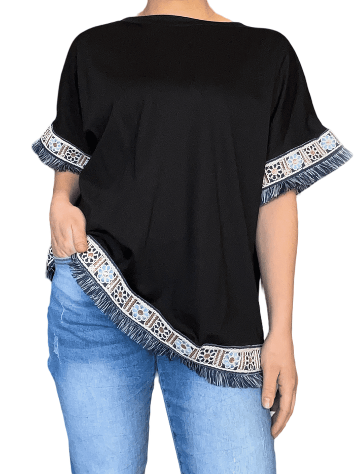T-shirt noir avec broderie florale pour femme.
