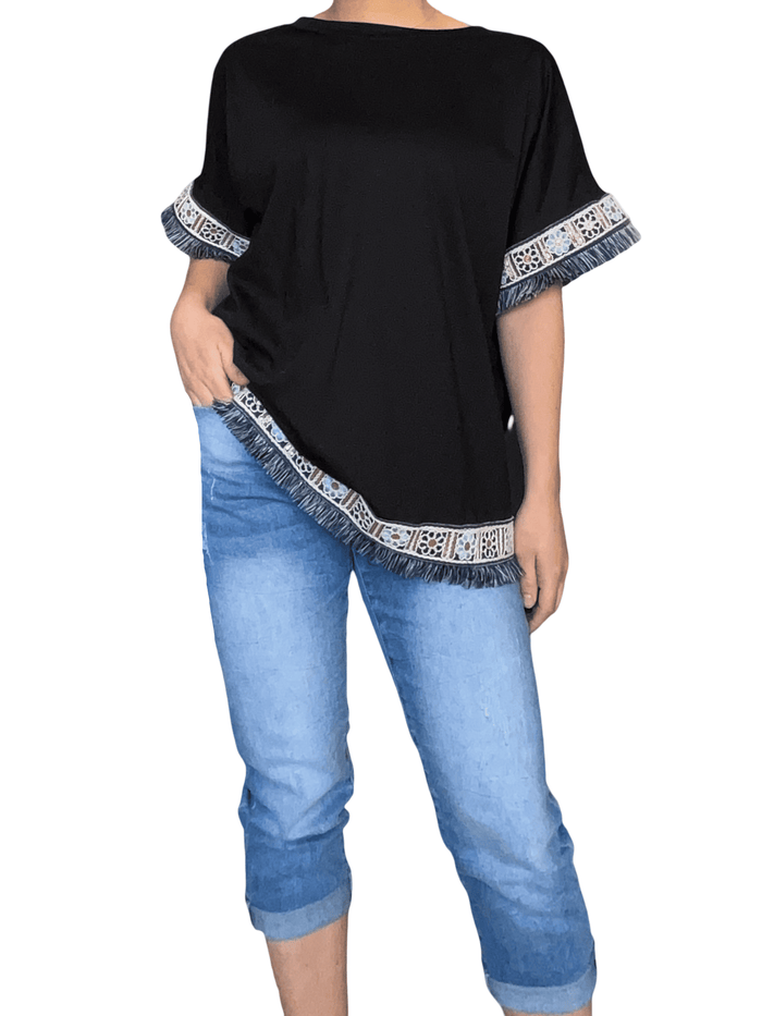 T-shirt noir avec broderie florale pour femme avec capri.