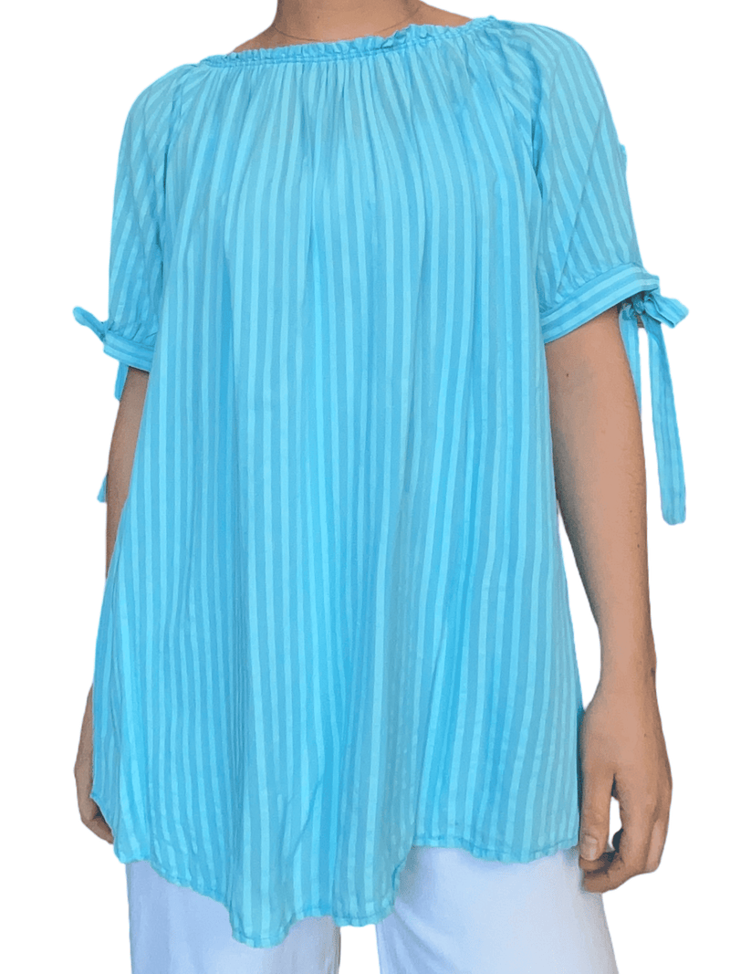Blouse rayée dans des tons de bleu pour femme.