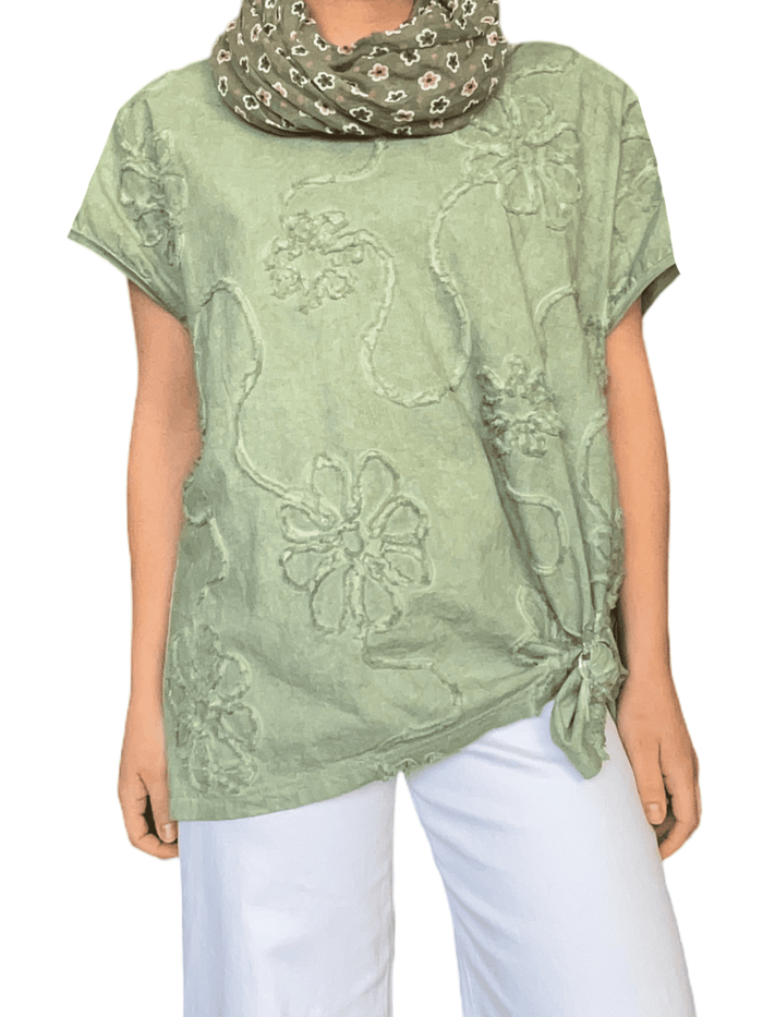 T-shirt vert à motifs floraux brodés pour femme avec foulard et boucle d'ajustement.
