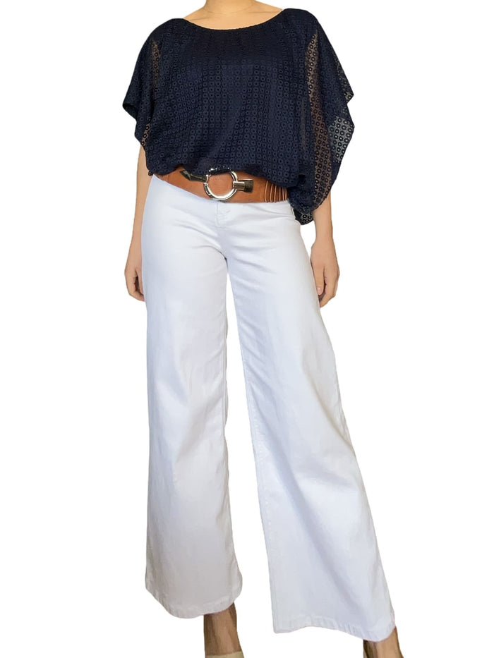 Blouse marine en dentelle pour femme avec pantalon.