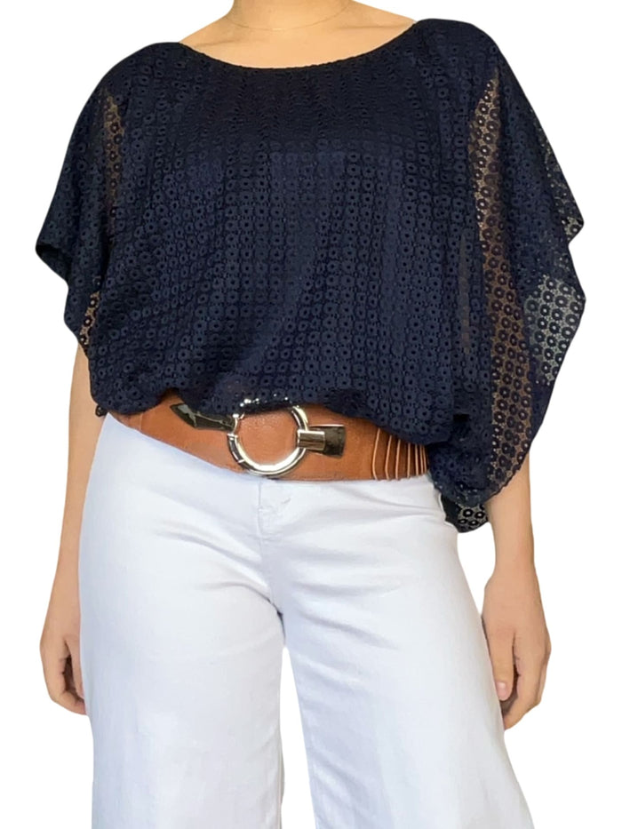 Blouse marine en dentelle pour femme avec ceinture.