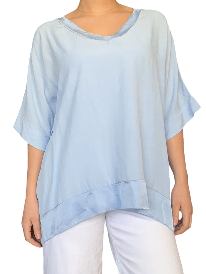 Chandail bleu ciel à manches courtes pour femme.
