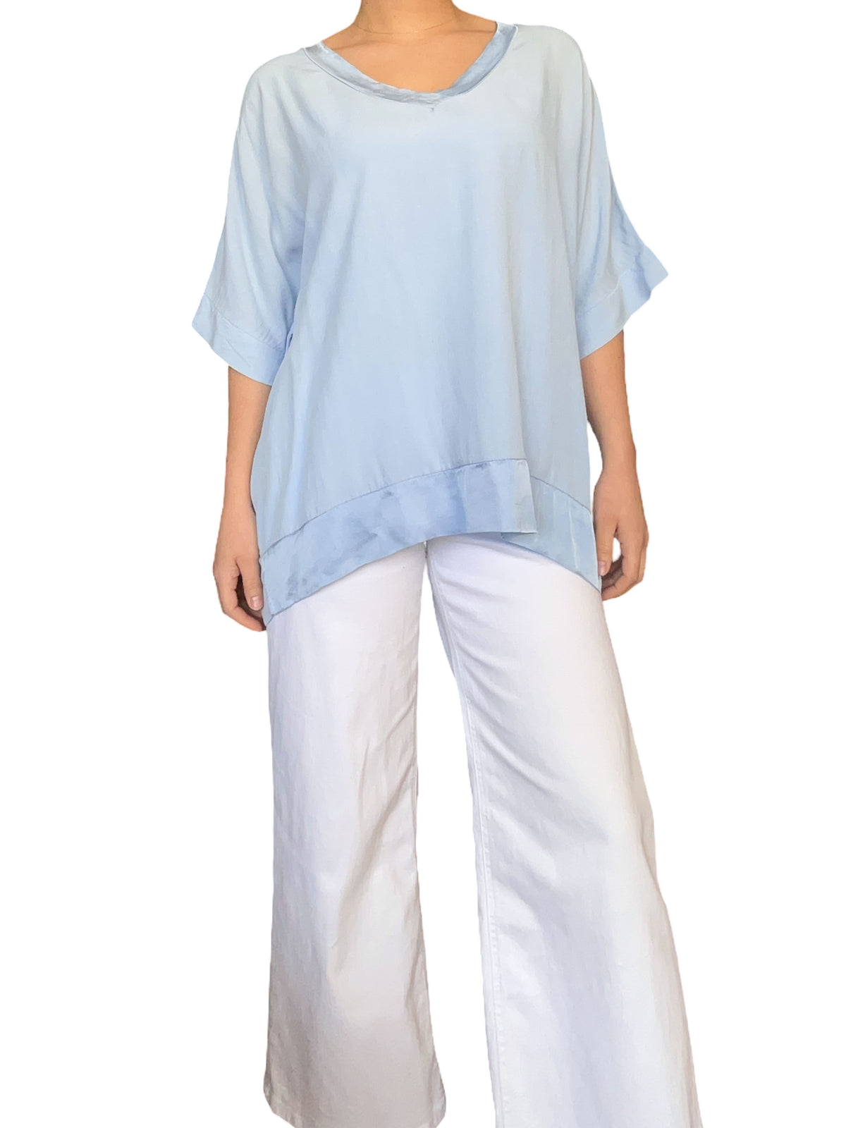 Chandail bleu ciel à manches courtes pour femme avec jeans.