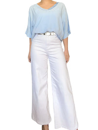 Chandail bleu ciel à manches courtes pour femme avec pantalon.