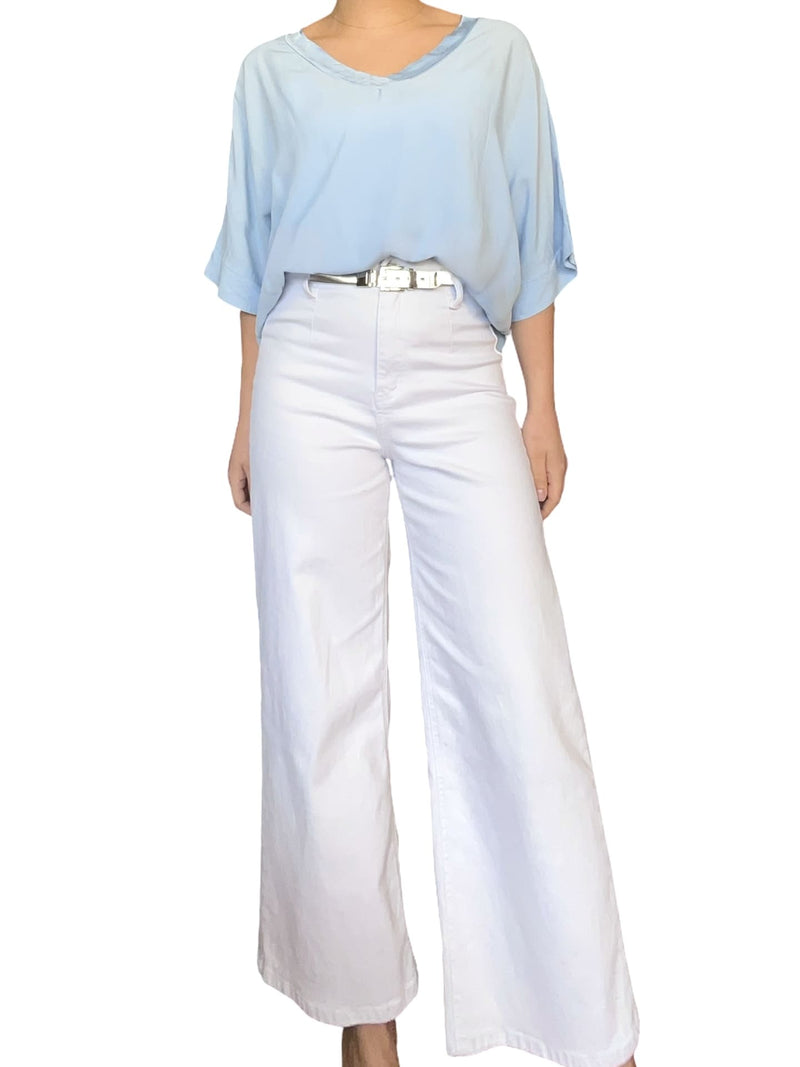 Chandail bleu ciel à manches courtes pour femme avec pantalon.