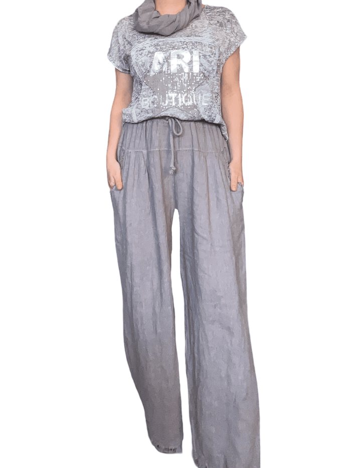 Pantalon moka en lin avec cordon pour femme avec foulard et t-shirt.