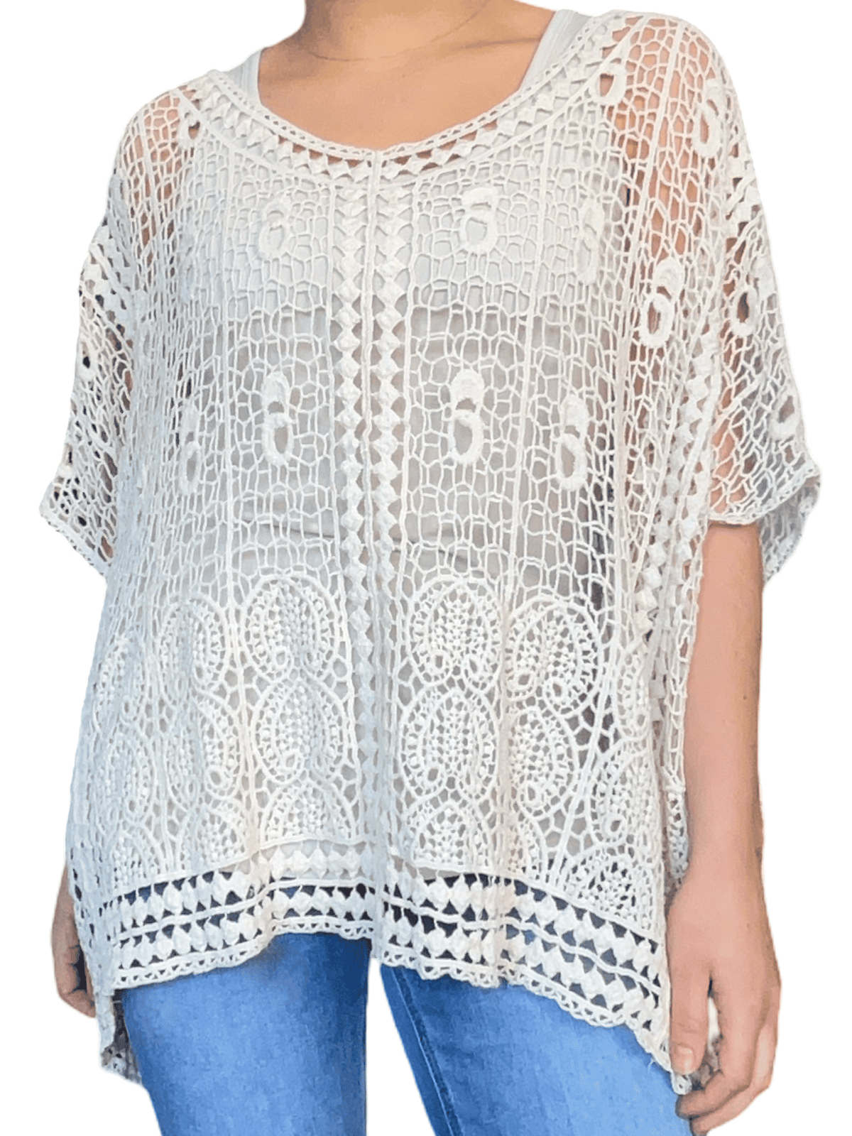 Chandail beige bohème en crochet pour femme avec camisole en dessous.