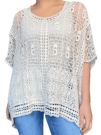 Chandail beige bohème en crochet pour femme avec camisole en dessous.