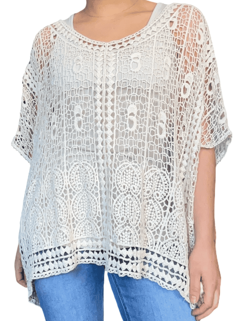 Chandail beige bohème en crochet pour femme avec camisole en dessous.