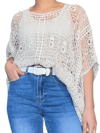 Chandail beige bohème en crochet pour femme avec ceinture.