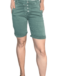 Bermuda kaki boutonné à taille régulière pour femme.