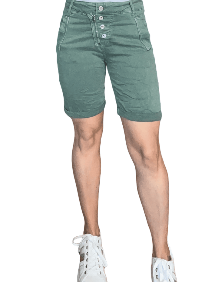 Bermuda kaki boutonné à taille régulière pour femme avec sneakers.