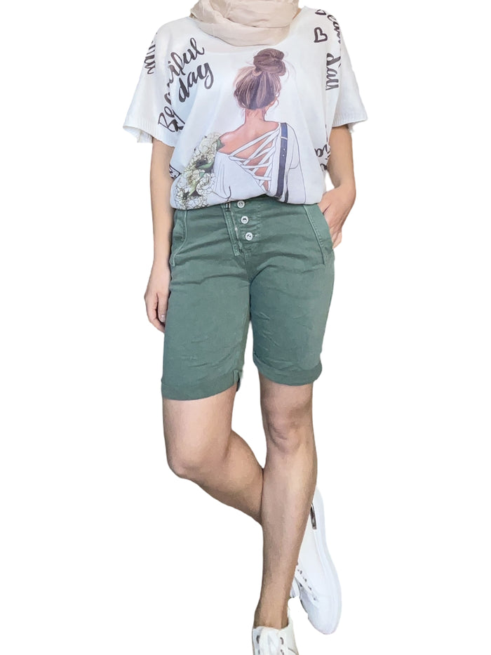 Bermuda kaki boutonné à taille régulière pour femme avec chandail et foulard.