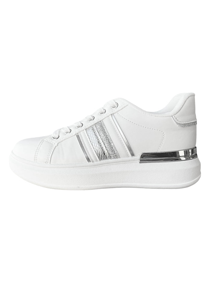 Sneaker blanc à plateforme avec détails argentés pour femme.
