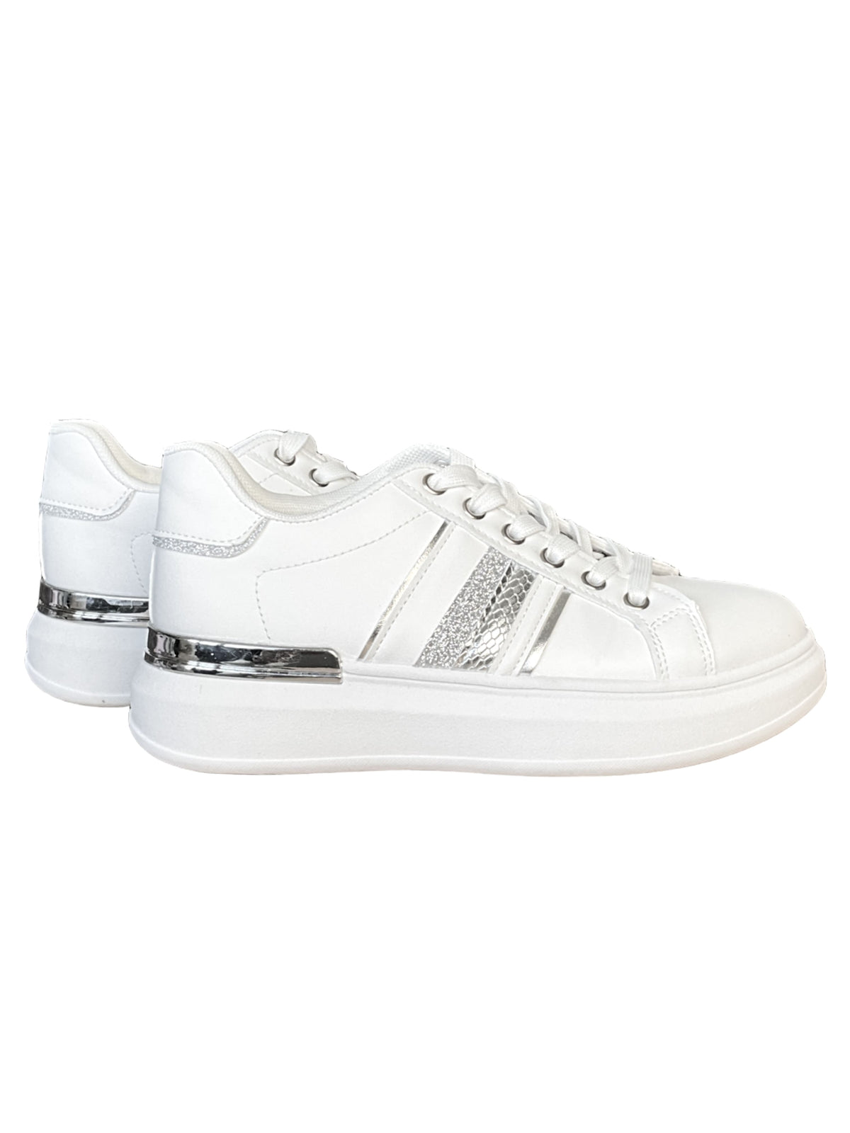 Sneaker blanc à plateforme avec détails argentés pour femme.