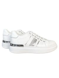 Sneaker blanc à plateforme avec détails argentés pour femme.