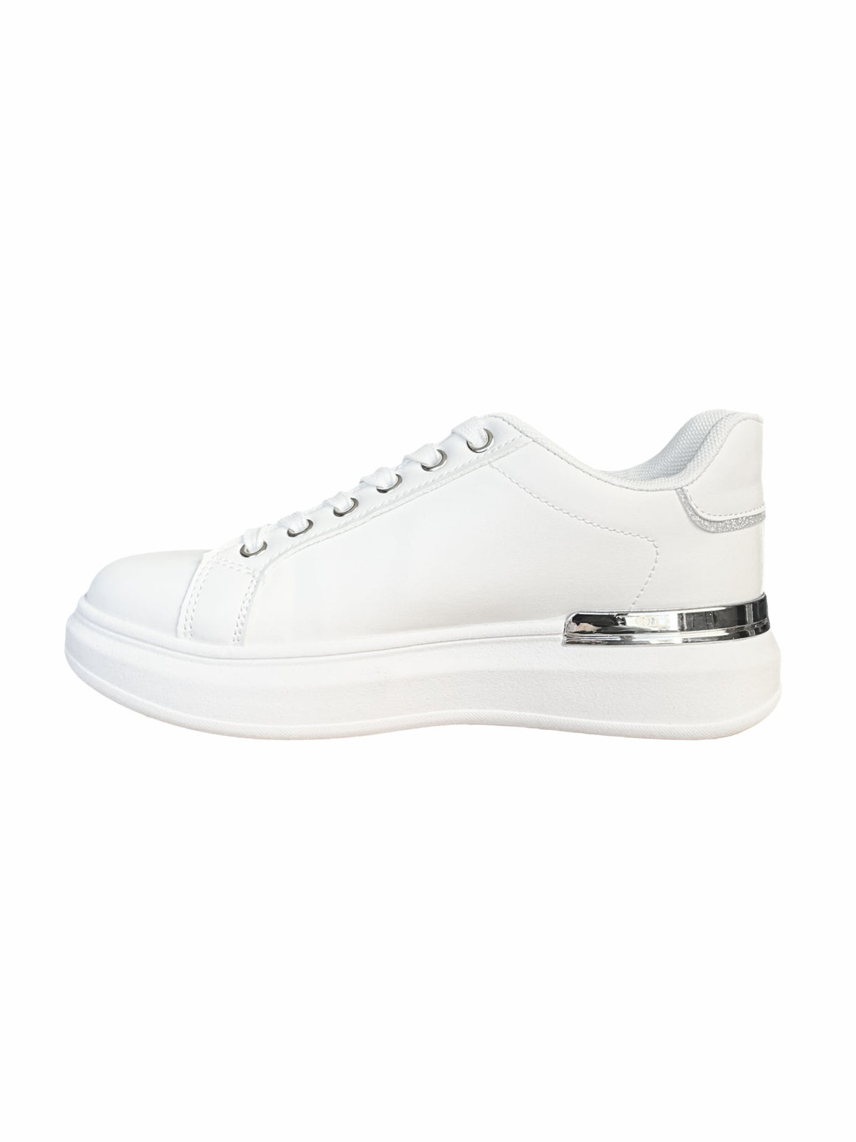 Sneaker blanc à plateforme avec détails argentés pour femme.