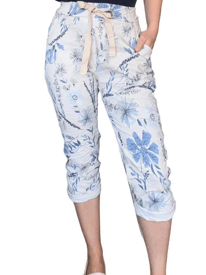 Capri beige avec imprimé floral bleu pour femme.