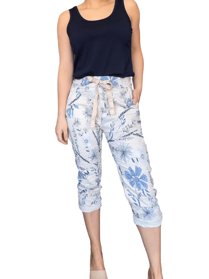 Capri beige avec imprimé floral bleu pour femme avec camisole.