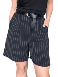 Short noir rayé blanc avec ceinture pour femme.