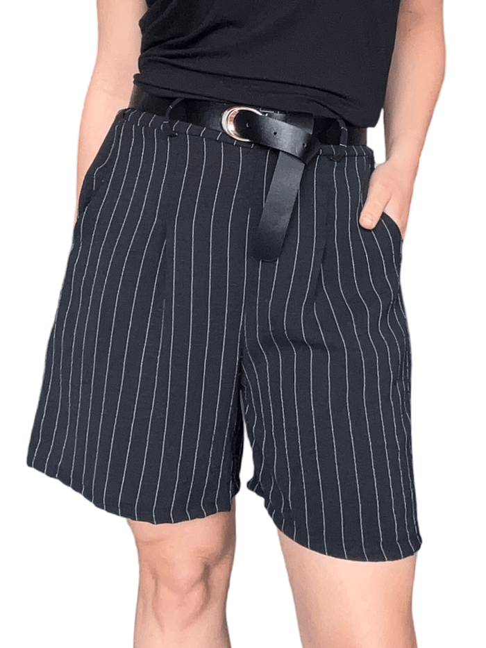 Short noir rayé blanc avec ceinture pour femme.