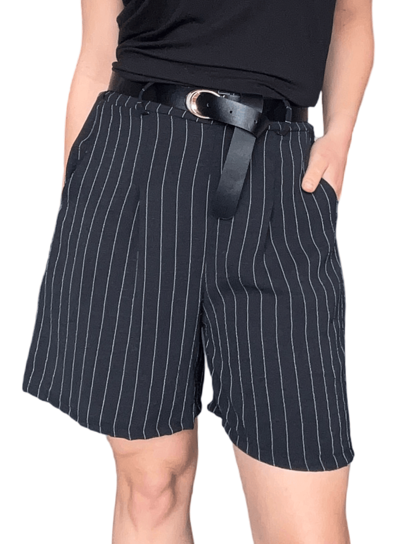 Short noir rayé blanc avec ceinture pour femme.