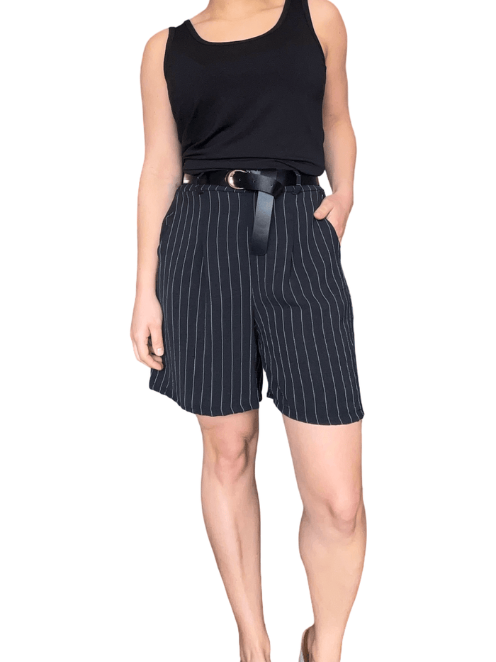 Short noir rayé blanc avec ceinture pour femme avec camisole noire.