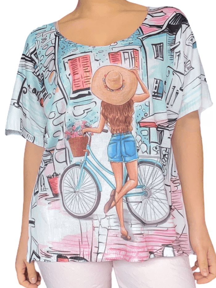 T-shirt pour femme avec imprimé d'une femme et son vélo.