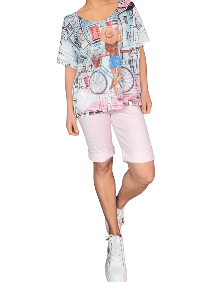 T-shirt pour femme avec imprimé d'une femme et son vélo avec bermuda et sneakers. 