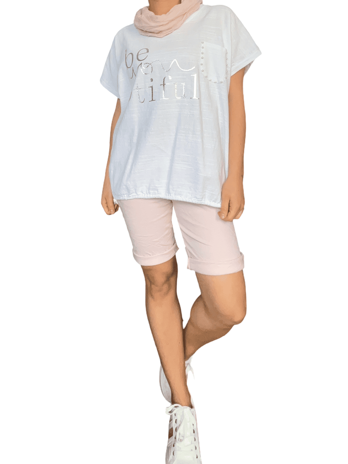 Bermuda rose pâle à taille élastique avec cordon pour femme avec foulard, chandail et sneakers.