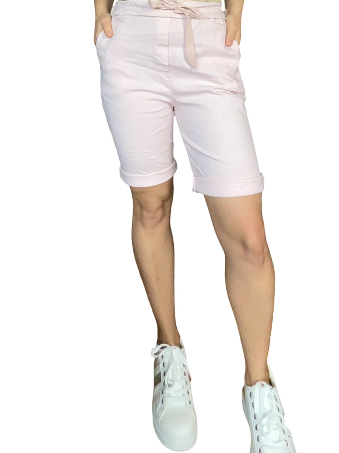 Bermuda rose pâle à taille élastique avec cordon