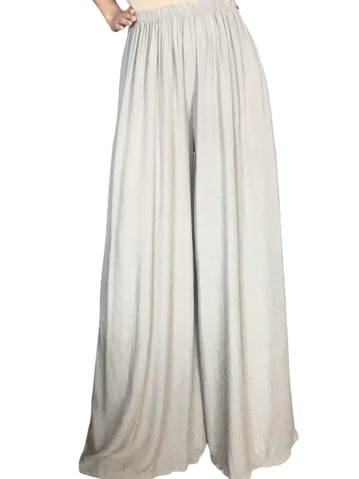 Pantalon moka pâle à taille élastique pour femme.