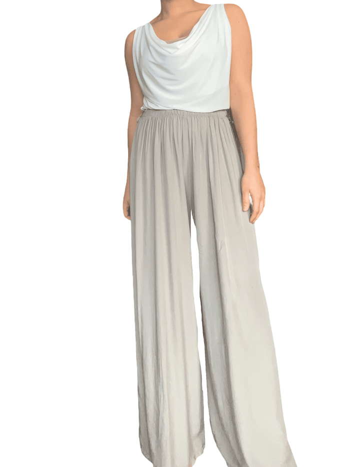 Pantalon moka pâle à taille élastique pour femme avec camisole.