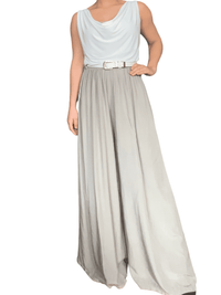 Pantalon moka pâle à taille élastique pour femme avec camisole et ceinture.